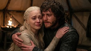 Nagbabahagi ng emosyonal na sandali sina Jon Snow at Daenerys Targaryen