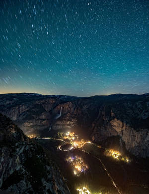Yosemite National Park Milky Way lock screen wallpaper.